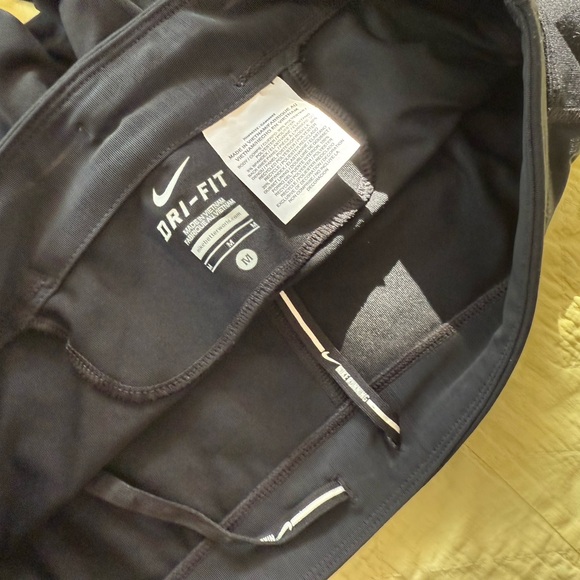 Women’s Nike Black Capri and Colorblock Leggings Set Size Medium - Picture 6 of 7